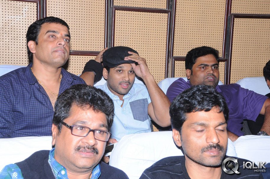Yevadu-Premiere-Show